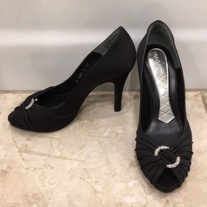 Black Magrit pumps